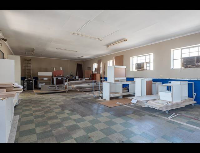 1,200M² BUILDING FOR SALE IN VILLAGE MAIN